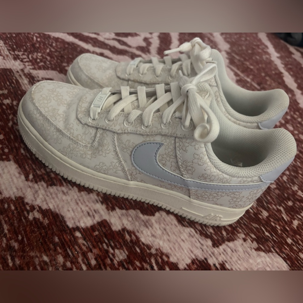 Nike Women’s Air Force 1 ‘07 SE Shoe floral white NWOT - Picture 2 of 7